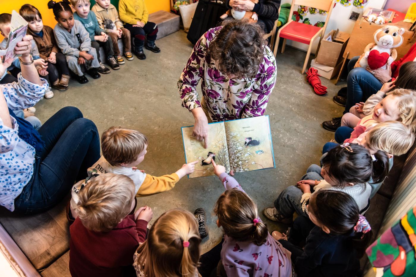 peuters duiden iets aan in boek